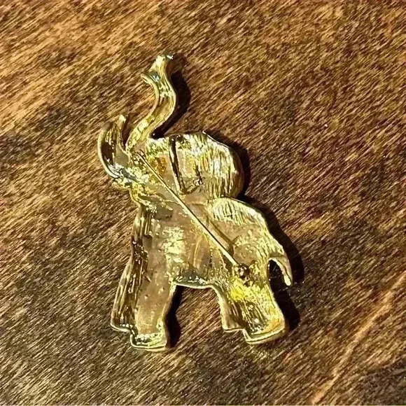 Elephant Brooch with Beautiful Gemstones in a Gold Tone - Picture 3 of 9